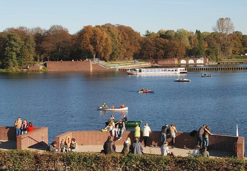 2850_03811 Sonnentag im Herbst - Hamburger Stadtpark, Stadtparksee. | Alsterschiffe - Fahrgastschiffe auf der Alster und den Hamburger Kanälen.